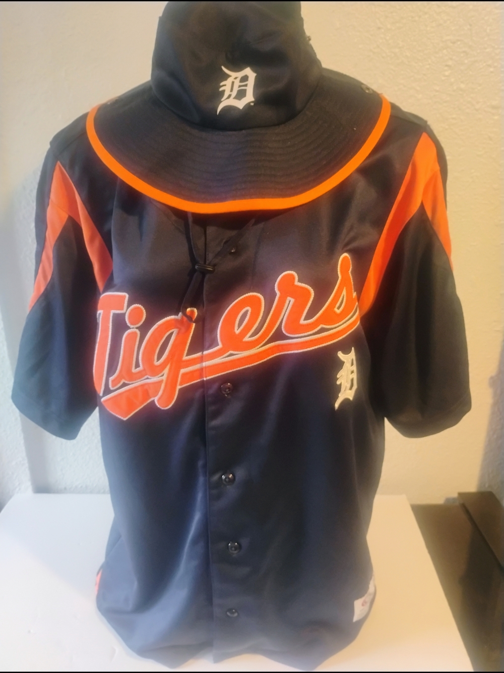 Detroit Tigers Large Baseball Jersey And Bucket Hat Smoke Pet Free Like New
